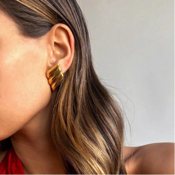 NEW~ Anthropologie Adina Eden Solid Triple Wave On The Ear Stud Gold Earring - Picture 1 of 8
